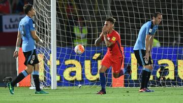 Edu Vargas corta mala racha con gol que anotó a Uruguay