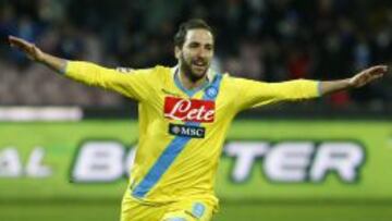 Higuaín celebra uno de sus dos goles.