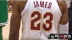 Imagen de la camiseta rasgada de LeBron James durante el partido contra los Boston Celtics.