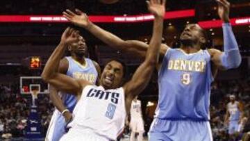 Gerald Henderson y Andre Iguodala pugnan por una pelota.