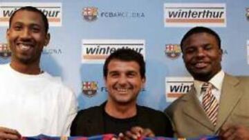 <B>PRESENTADOS.</B> Laporta y los nuevos jugadores posan con la camiseta azulgrana durante un momento de la presentación.