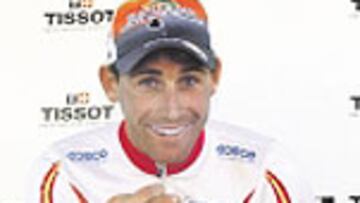 <b>TENSA ESPERA. </b>Iván Gutiérrez tuvo que esperar una hora y cuarto hasta que llegó Rogers y se relajó oyendo música.