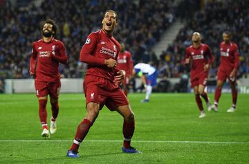 1-4. Virgil Van Dijk celebró el cuarto gol.