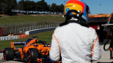 Fernando Alonso, con su coche.