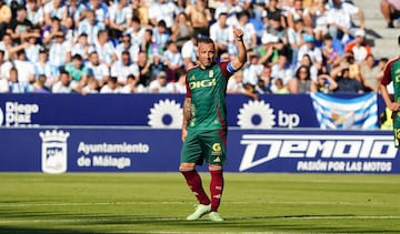 Santi Cazola agredeciendo los aplausos de la Rosaleda.