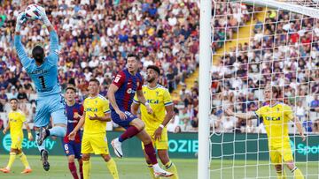 BARCELONA 20/08/2023.- El portero argentino del Cádiz Jeremías Ledesma (i) bloca un balón durante el partido que enfrenta este domingo al FC Barcelona y al Cádiz en la segunda jornada de LaLiga en el Estadio Olímpico de Barcelona. EFE/ Alejandro García
