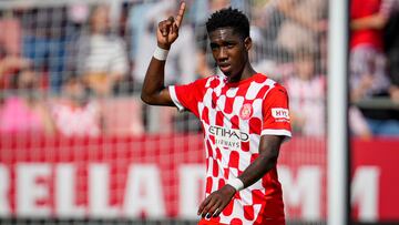 GIRONA, 06/10/2024.- Jasper Asprilla, del Girona, celebra tras marcar el 1-0 ante el Athletic de Bilbao, durante el partido de LaLiga que se disputa este domingo en el estadio de Montilivi.EFE/ Siu Wu
Miguel Gutiérrez del Girona FC, Oihan Sancet del Athletic Foto EFE/David Borrat.