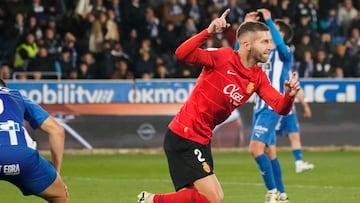 VITORIA, 24/02/2024.- El defensa del Mallorca Matija Nastasic celebra tras marcar ante el Alavés, durante el partido de Liga que Deportivo Alavés y RCD Mallorca han disputado este sábado en el estadio de Mendizorroza, en Vitoria. EFE L. Rico
