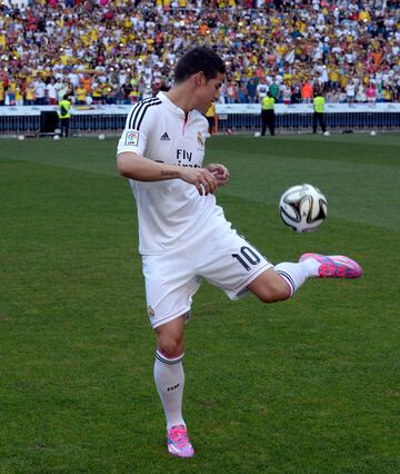22 de julio de 2014 | El jugador colombiano concentr¨® a 40.000 personas en el estadio Santiago Bernab¨¦u en su primer d¨ªa vestido de blanco.