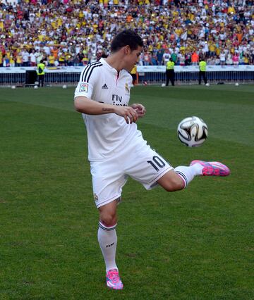 22 de julio de 2014 | El jugador colombiano concentró a 40.000 personas en el estadio Santiago Bernabéu en su primer día vestido de blanco. 