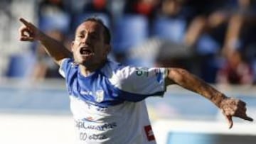 <b>IMPRESCINDIBLE. </b>El delantero del Tenerife celebra uno de los muchos goles con la blanquiazul.