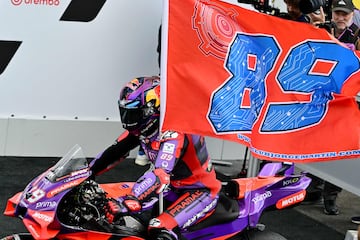 Jorge Martín llega al box con una bandera con su número, el 89.