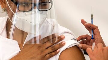 MEX2906. SALTILLO (M&Eacute;XICO), 04/01/2021.- Personal de la Salud recibe la vacuna de Pfizer-BioNTechal contra la COVID-19 hoy, en Saltillo, en el norte&ntilde;o Estado de Coahuila (M&eacute;xico). El Gobierno mexicano ocupa el primer lugar en Am&eacut