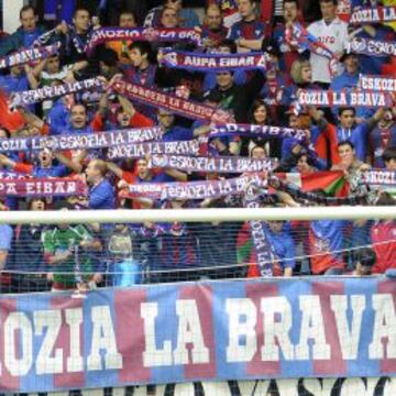 A SU LADO. La afición armera, con Eskozia la Brava al frente, tomará el Coliseum esta tarde.