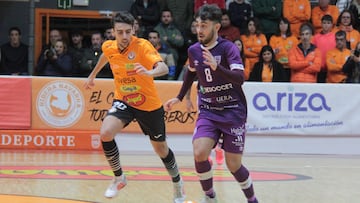 David Velasco, del UMA Antequera, conduce el bal¨®n.