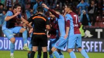 Los jugadores del Trabzonspor protestan al &aacute;ribtro despu&eacute;s de que no pitara el penalti.