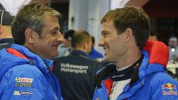 Luis Moya charlando con Ogier.