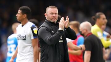 Wayne Rooney, entrenador del Derby County, aplaude a los aficionados al t&eacute;rmino de un partido.