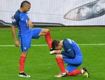 3-0. Dimitri Payet anota el tercer gol de Francia.