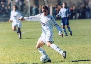 No llegó a La Fábrica desde esa peña culé. El Real Madrid le fichó tras una prueba cuando jugaba para otro club, el Rayito Torrejón, por un precio simbólico: trece balones. Desde el Juvenil convivió con otro icono blanco, Raúl, pero su ascenso no fue tan meteórico. Tuvo que fajarse en Segunda con el Real Madrid. Sergio Egea le hizo debutar y sólo necesitó cinco partidos para marcar su primer gol...