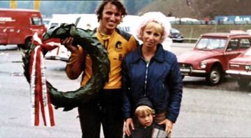 Newcombe con su mujer y su hijo.