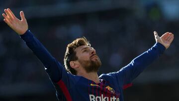 GRAF1170. MADRID, 23/12/2017. El delantero argentino del Barcelona Leo Messi celebra su gol ante el Real Madrid, durante el partido de la jornada 17 de Liga en Primera Divisi&oacute;n que el Real Madrid y el Barcelona disputan hoy en el estadio Santiago Bernabeu. EFE/ Rodrigo Jim&eacute;nez