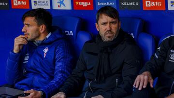 Eduardo Coudet sentado en el banquillo durante el partido contra el Espanyol,