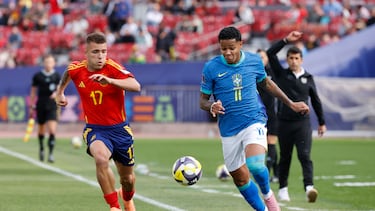 Pablo García disputa el balón con Wesley Gassova.