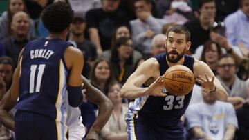 Marc Gasol pasa a Mike Conley.