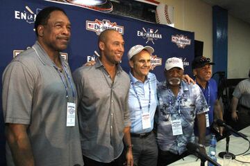 De izquierda a derecha, las leyendas de las Grandes Ligas de Béisbol, Dave Winfield, Derek Jeter, Joe Torres, Luis Tian y José Cardenal, durante una rueda de prensa en La Habana (Cuba) sobre el partido  entre los Tampa Bay Rays de Estados Unidos y el Equipo Cuba de Cuba.