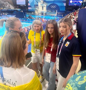 La Princesa Leonor y la Infanta Sofía hablan con miembros de la delegación de Australia durante el partido de waterpolo entre España y Australia. 