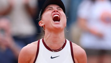 Paula Badosa celebra su triunfo contra Elena Gabriela Ruse en Roland Garros.
