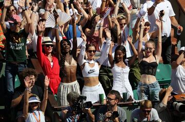 La modelo Bella Hadid no quiso perderse la final femenina entre Jelena Ostapenko y Simona Halep. 