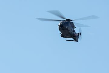 Un helic¨®ptero del Ej¨¦rcito del Aire durante el acto solemne de homenaje a la bandera nacional y desfile militar en el D¨ªa de la Hispanidad.