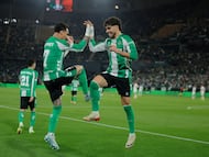 Antony y Abde celebran un gol.