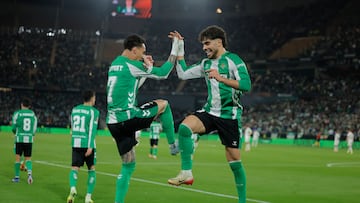 Antony y Abde celebran un gol.