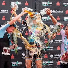 Baño de cerveza en el podio del IRONMAN de Vichy