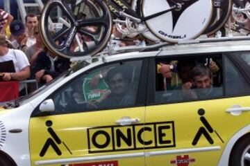 Tour de Francia 2001. Marino Lejarreta y Manolo Saiz en el coche de la ONCE.