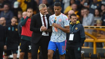 Solskjaer charla con Mason Greenwood.