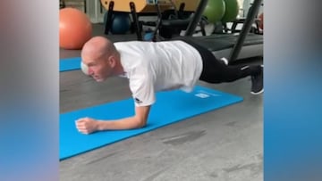 La rutina de Zidane en gimnasio con el futbolín de fondo