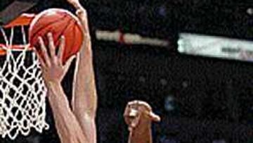 SIN COMPLEJOS. Gasol no se dejó amedrentar por el que era hasta ayer uno de sus ídolos, Kevin Garnett.