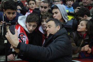 Luis Enrique con los seguidores antes del partido.
