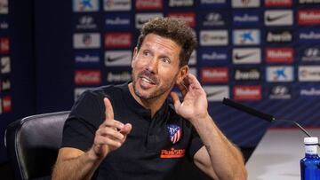 Simeone, con gesto sonriente en una rueda de prensa.