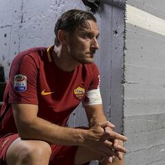Totti recibe distinción de la UEFA por su carrera