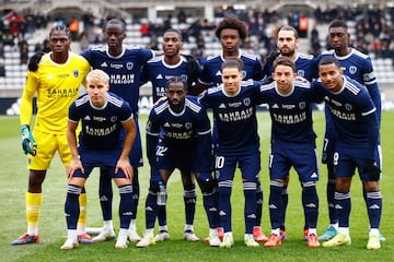 Paris (France), 23/11/2024.- Paris FC players line up before the French Ligue 2 soccer match between Paris FC and FC Annecy, in Paris, France, 23 November 2024. (Francia) EFE/EPA/Mohammed Badra
