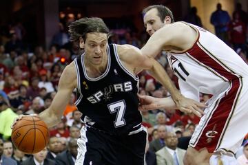 El p赤vot, tambi谷n protagonista en Atenas, comparte una curiosidad en esta lista, al ser el 迆nico jugador argentino junto a Gin車bili que se ha proclamado campe車n de la NBA. Lo hizo en 2007 y compartiendo equipo junto a su compatriota, en un anillo muy internacional (Tony Parker fue MVP de las Finales) que celebr車 toda Argentina. Su 迆ltimo equipo en la mejor Liga del mundo fueron los Blazers, con los que solo disput車 cinco partidos.