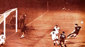 6-2-1963: En la época del "Ballet Azul", Universidad de Chile vence 4-3 al Santos de Pelé. Carlos Campos, Alfonso Sepúlveda, Braulio Musso, Leonel Sánchez anotaron para la U, mientras que el astro brasileño aportó dos tantos.