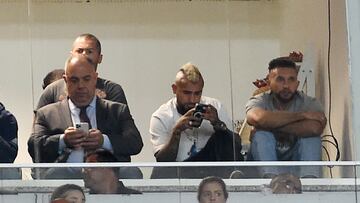 AMDEP2928. RIO DE JANEIRO (BRASIL), 06/07/2022.- El jugador chileno Arturo Vidal (c), revisa su celular junto al vicepresidente de fútbol de Flamengo, Marcos Braz (i), en el receso hoy, de un partido de la Copa Libertadores entre Flamengo y Deportes Tolima en el estadio Maracaná, en Río de Janeiro (Brasil). EFE/Alexandre Durão
