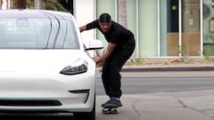 Tyshawn Jones patinando agarrado a un coche blanco para su parte Kingdom Come. 