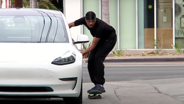 Tyshawn Jones patinando agarrado a un coche blanco para su parte Kingdom Come. 